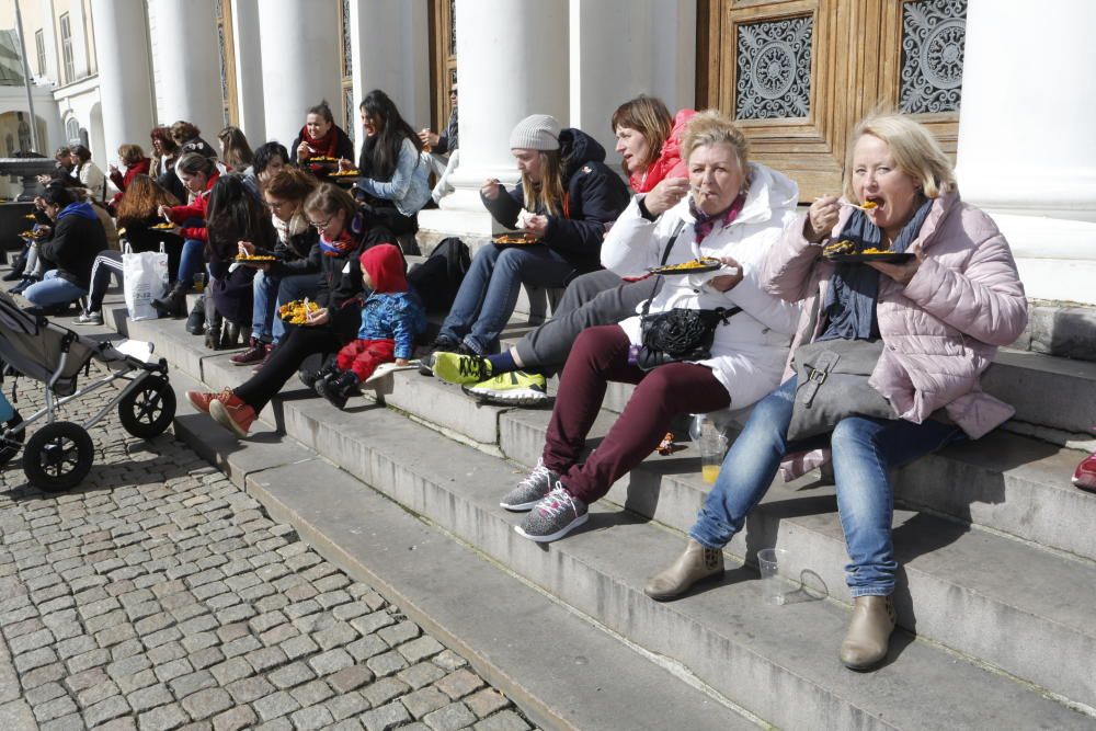 La música alicantina, el arroz, los trajes tradicionales triunfan en el desfile por Göteborg