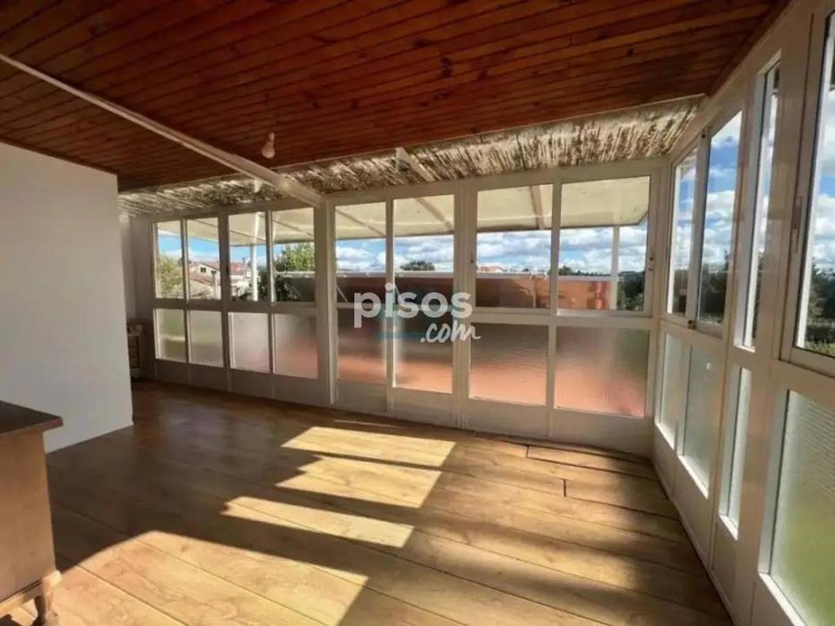 Algunas imágenes del chalet con piscina a la venta en Coles Algunas imágenes del chalet con piscina a la venta en Coles