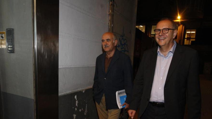 Garre (i) llega a la sede del PP con Pío Pérez.