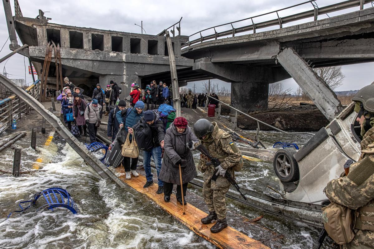 Civils creuen un pont destrossat a la frontera amb Irpin