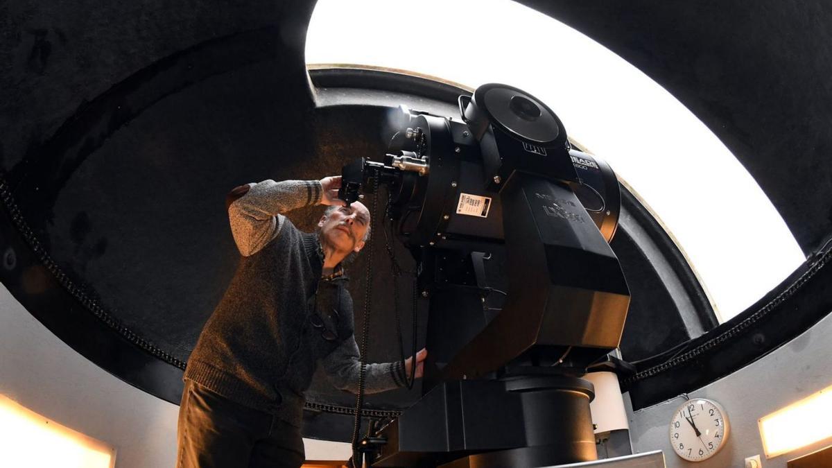 José Ángel Docobo traballando no Observatorio Astronómico Ramón María Aller da USC / santi alvite
