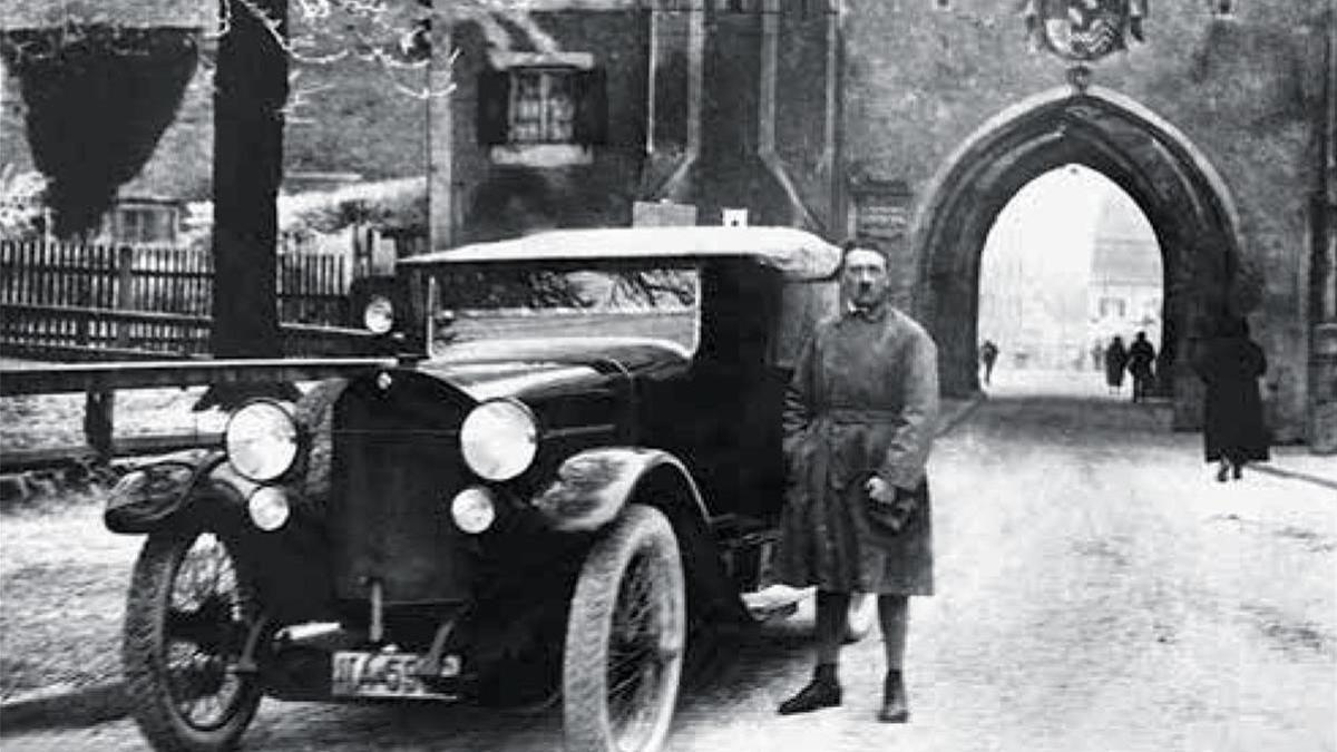 Hitler, recién salido de la prisión de Landberg, el 20 de diciembre de 1924.