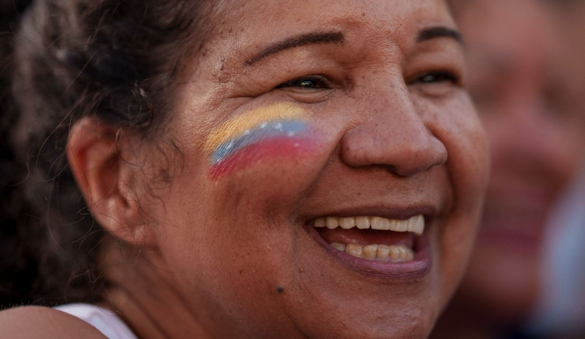 Una mujer con el rostro pintado con los colores de la bandera nacional de Venezuela asiste a una protesta contra los resultados oficiales que declararon al presidente Nicol�s Maduro ganador de las elecciones presi.jpg