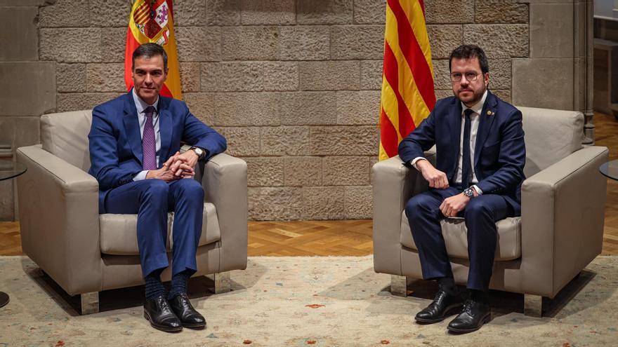 Pere Aragonès y Pedro Sánchez reunidos en el Salón de Diputados de la Generalitat.