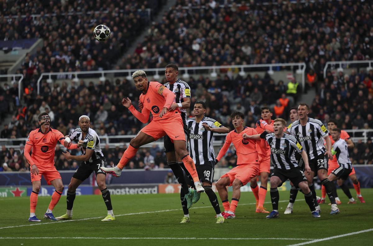 Newcastle y FC Barcelona disputando un centro peligroso en el St James' Park