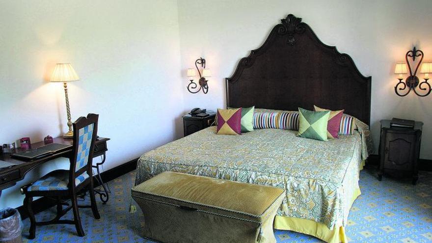 Nichts mit „nórdico“: Dieses Bett im Hotel Castillo ist im spanischen Stil (mit „colcha“) bezogen. | FOTO: M. MASSUTI