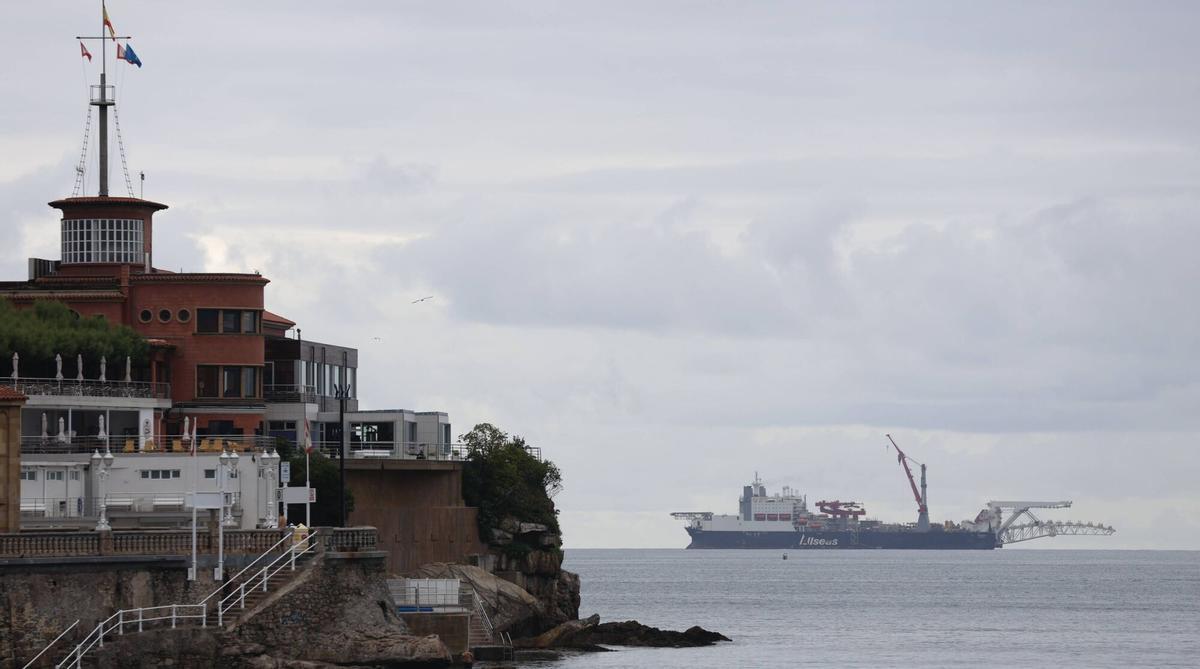 El buque SOLITAIRE pasando frente a la bahía de San Lorenzo.