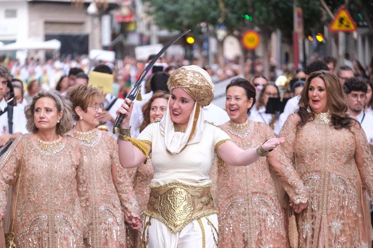 Las mejores imágenes del Desfile del 50 aniversario del Primer Congreso Nacional de Fiestas de Moros y Cristianos en Villena Las mejores imágenes del Desfile del 50 aniversario del Primer Congreso Nacional de Fiestas de Moros y Cristianos en Villena