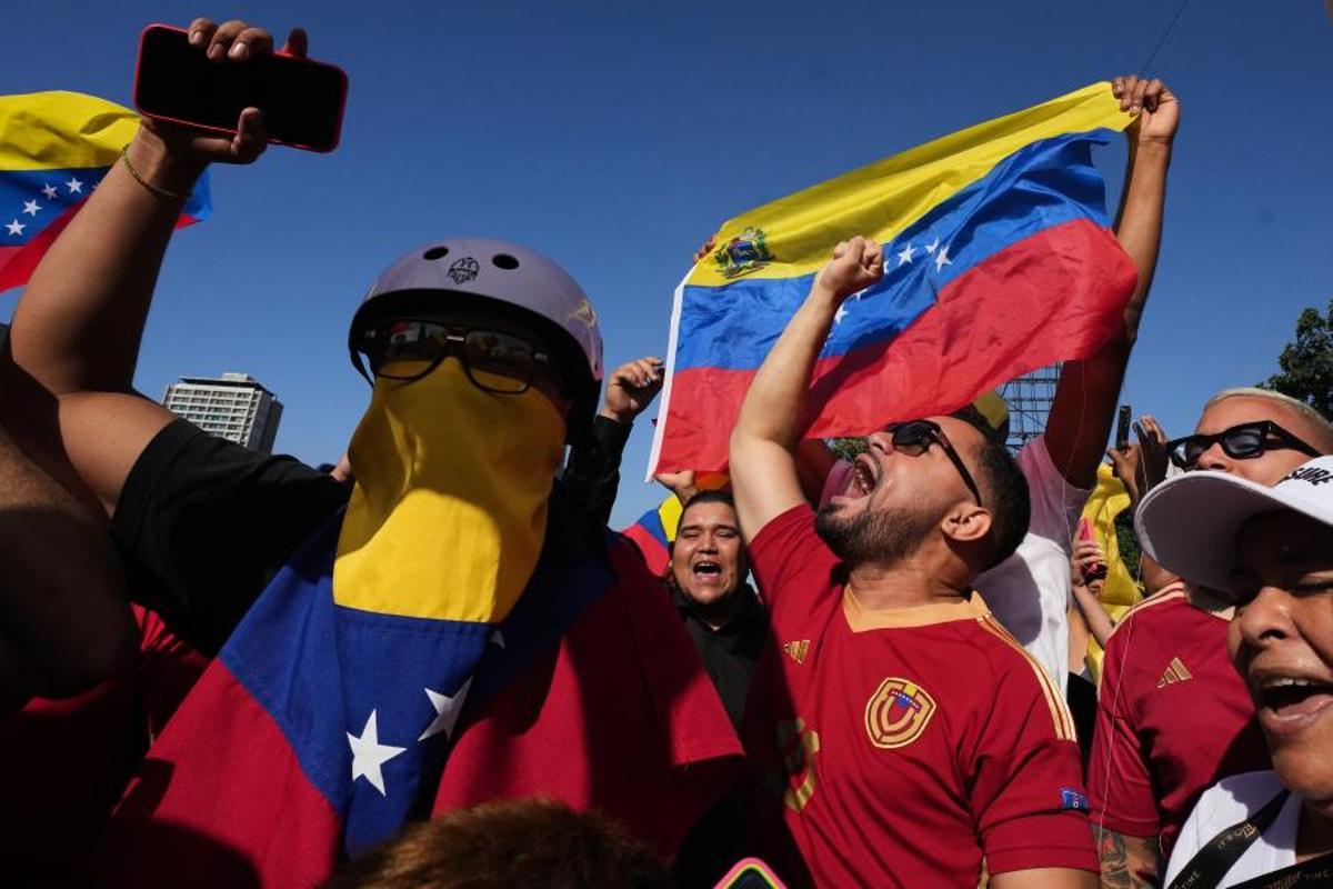 Venezolanos celebran en Santiago de Chile el sábado 3 de enero de 2026, después de que el presidente de EE. UU., Donald Trump, anunciara que el presidente venezolano, Nicolás Maduro, había sido capturado y trasladado fuera del país.