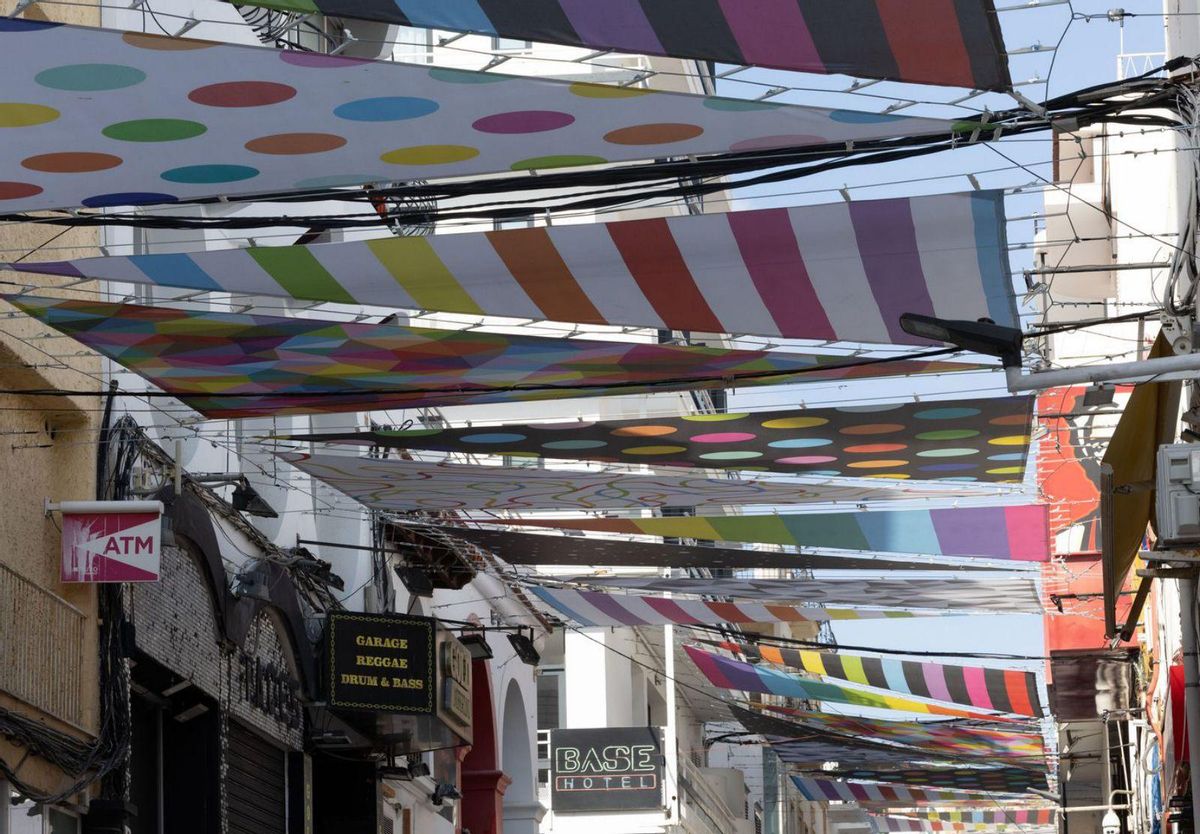 Velas de colores, la avanzadilla del mural de Okuda, llegan a Sant Antoni
