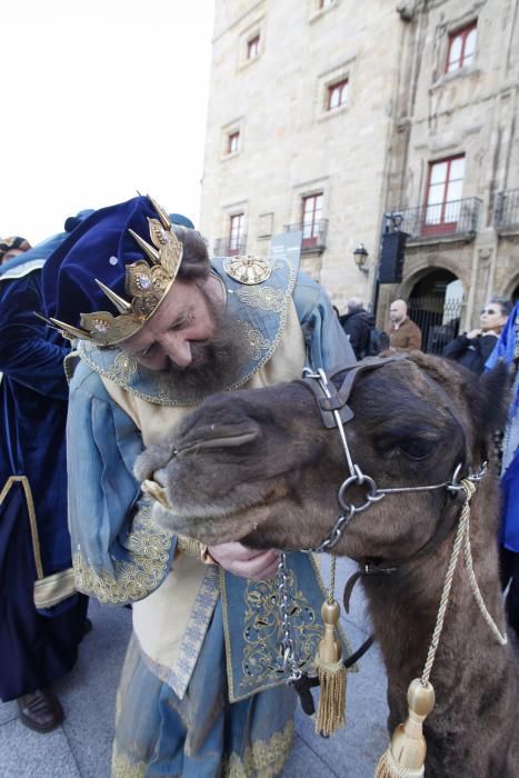 Una multitud recibe a los Reyes Magos en Gijón.