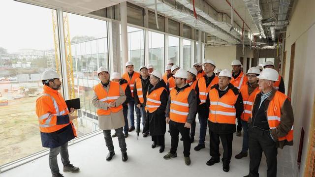 El alcalde, José Crespo, con uno de los grupos en el interior de la obra.   | // BERNABÉ/JAVIER LALÍN