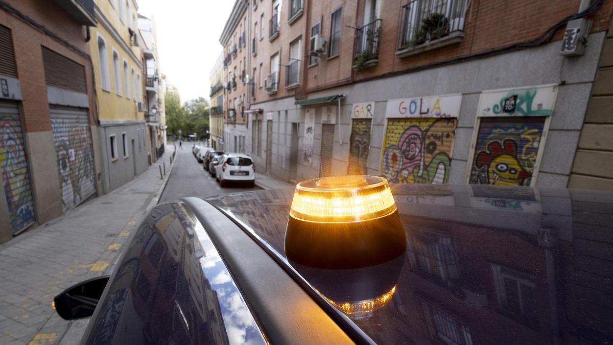Una baliza V16 activada, en Madrid.