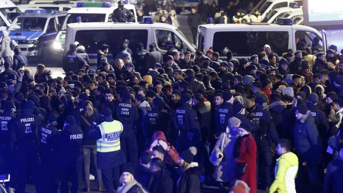 Control policial masivo frente a la estación central de Colonia en la noche de fin de año