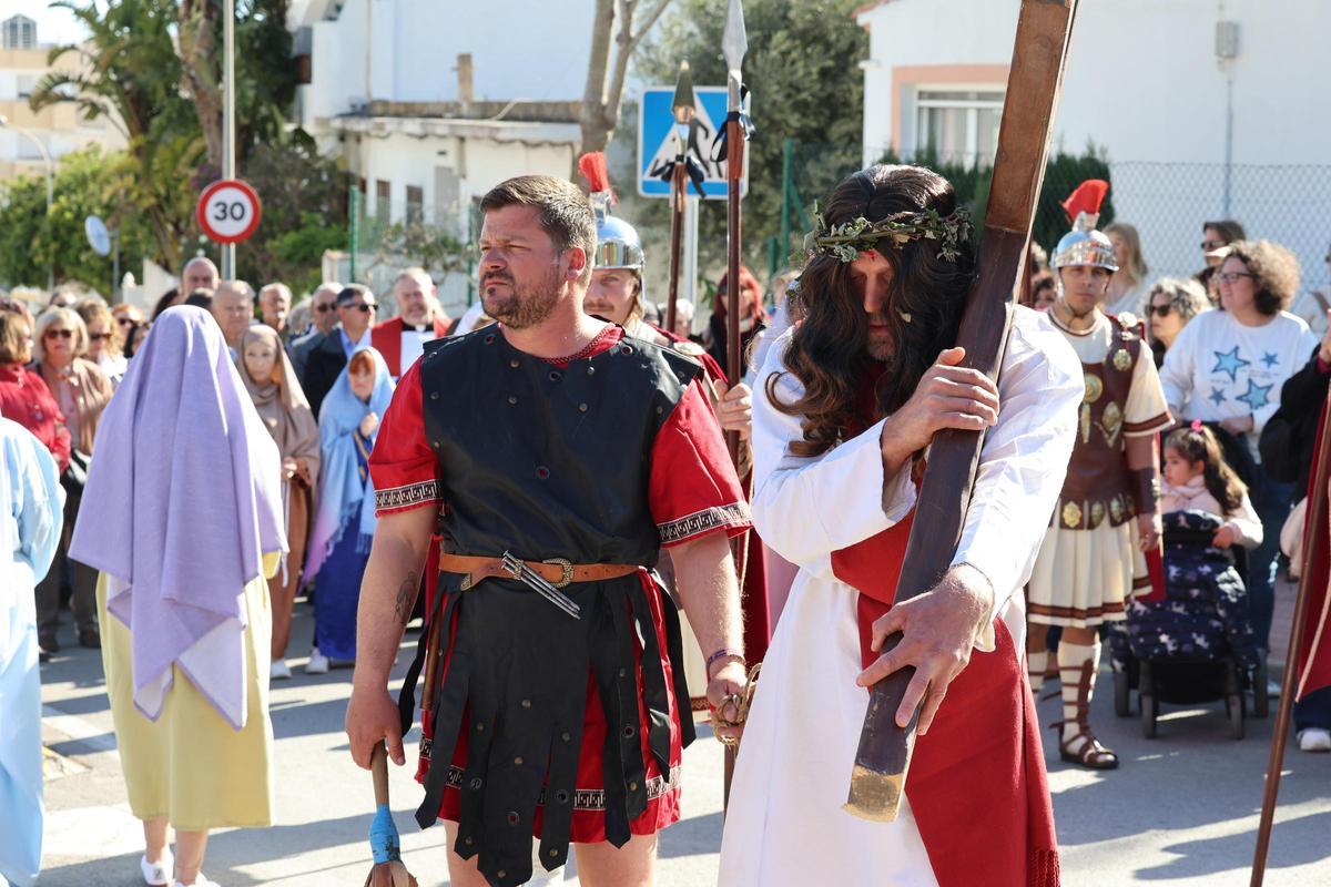 Galería: imágenes del vía crucis de Santa Eulària