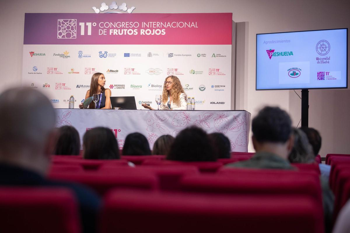Las investigadoras Cynthia del Rocío Márquez y Elia Fernández durante la presentación en Congreso de Frutos Rojos.
