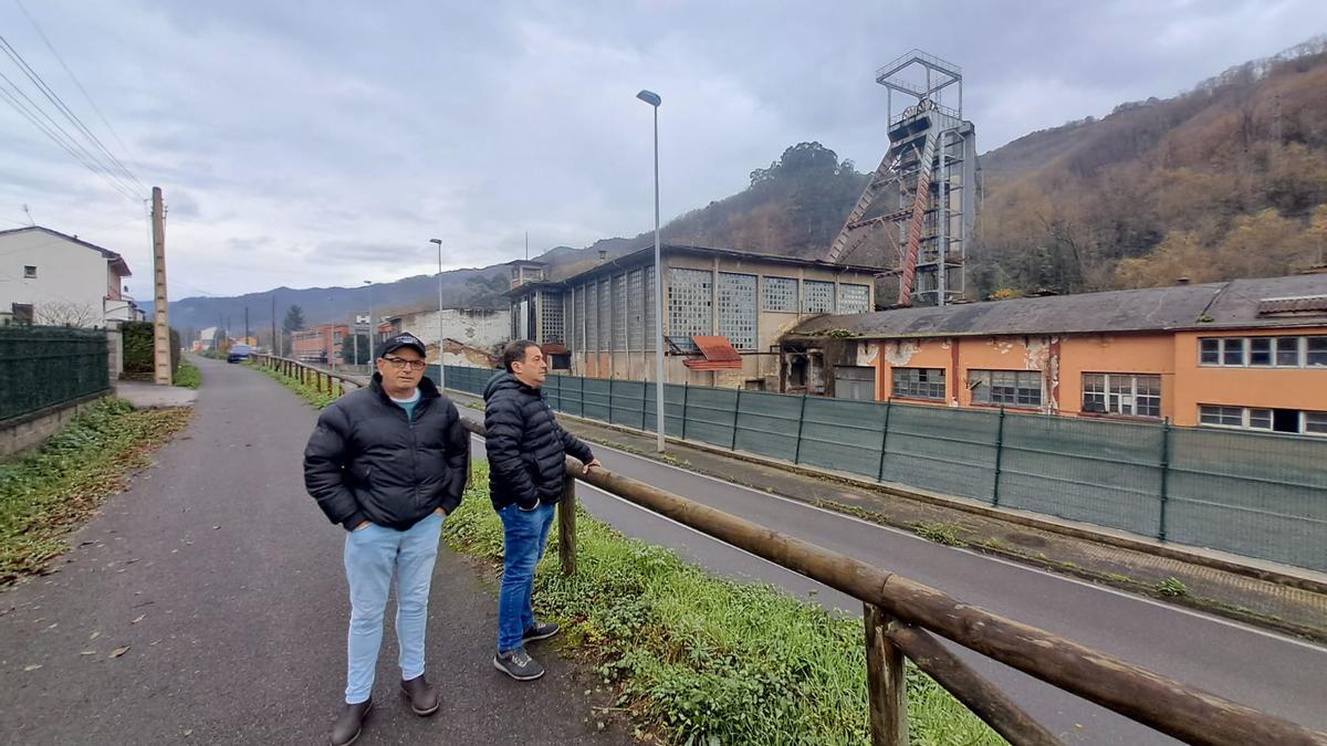 Salvador Vázquez y José Montes, frente al pozo Figaredo, en el que trabajaron hasta su cierre hace 18 años.