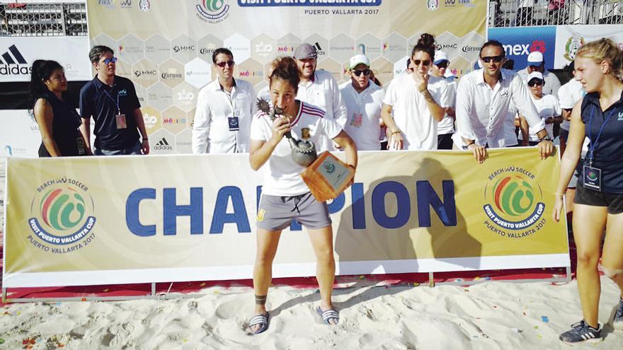 Andrea Mirón besa el torneo logrado en Puerto Vallarta. // FdV