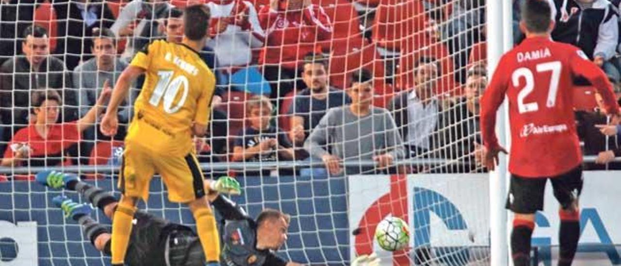 Roberto Torres marca de penalti el gol que supuso el empate para Osasuna.