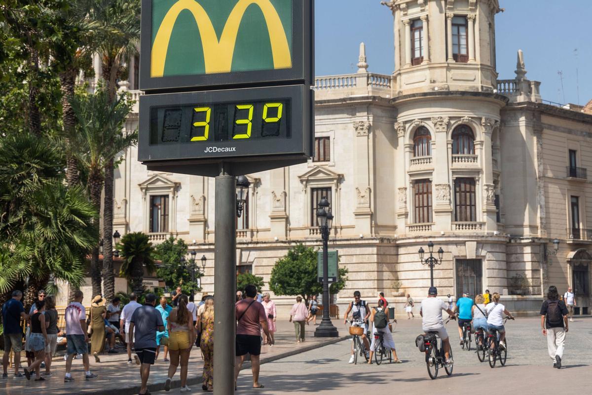Valencia. VLC. Calor, termómetro plaza del Ayuntamiento, gente por el centro