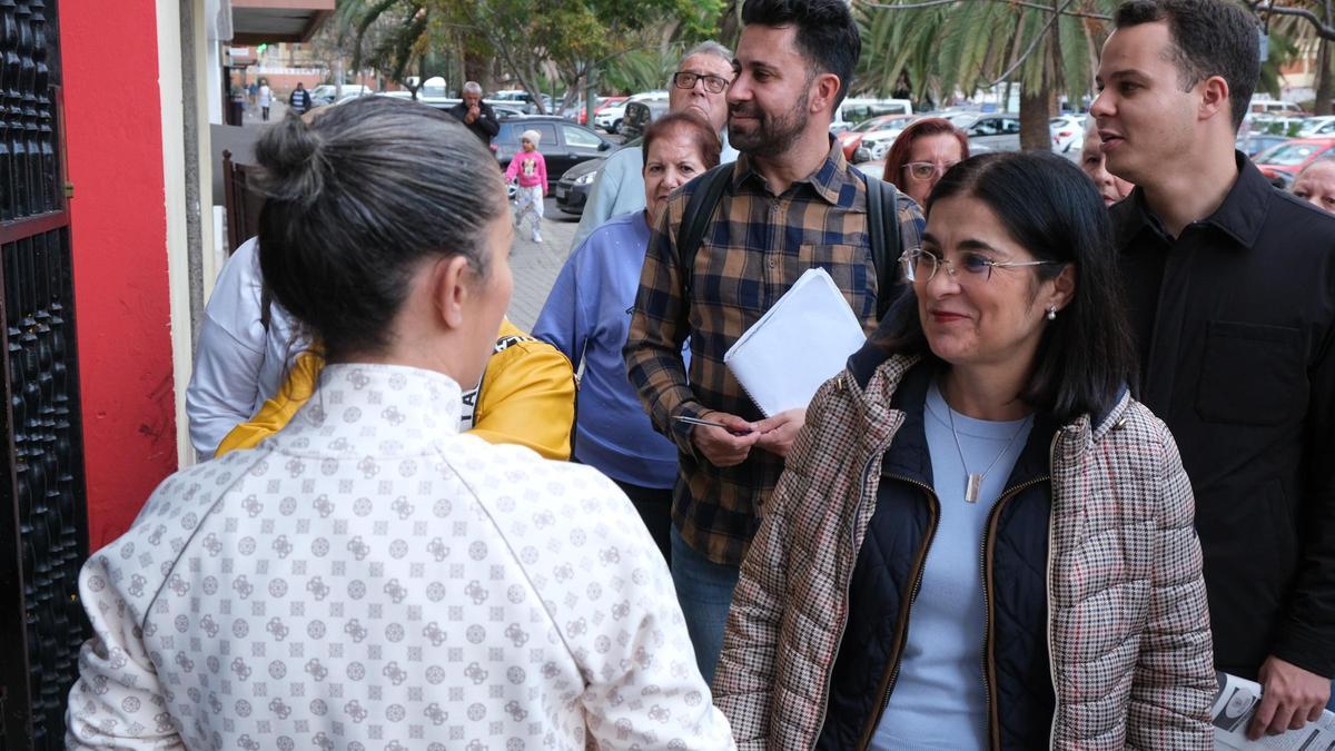 La alcaldesa, Carolina Darias, y los concejales junto a vecinos de Cruz de Piedra
