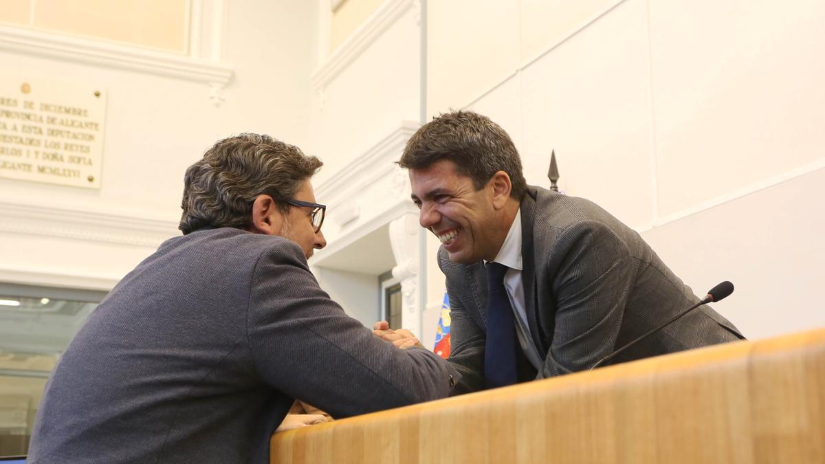 Javier Gutiérrez y Carlos Mazón se muestran muy sonrientes, en el pleno del pasado miércoles