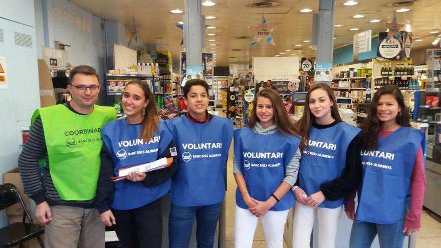 Un grup d&#039;estudiants voluntaris en un supermercat de Figueres.