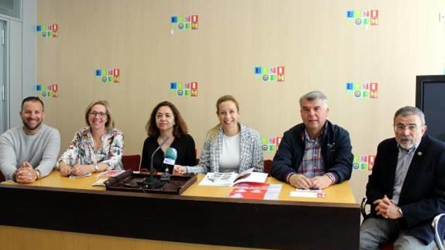 Los organizadores de la Carta Pobla junto a la concejala.