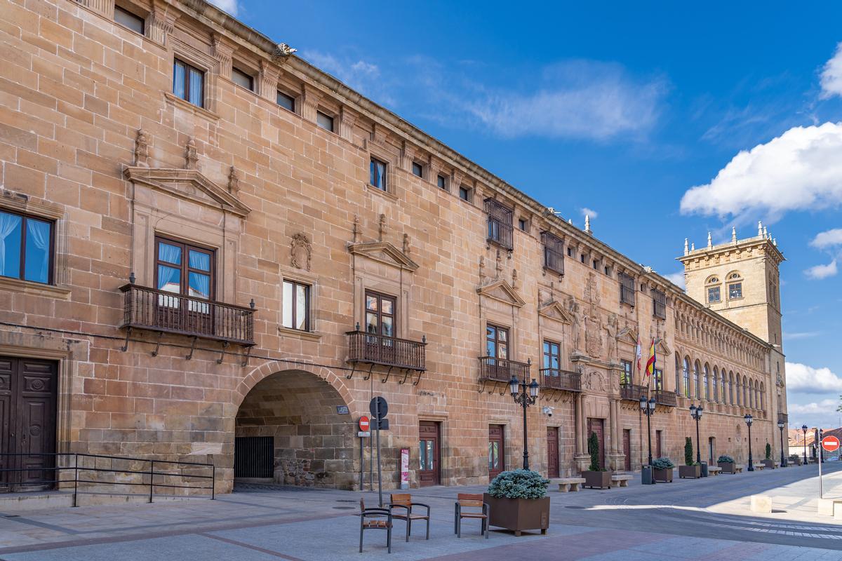 La fachada principal del palacio de los Condes de Gómara en Soria