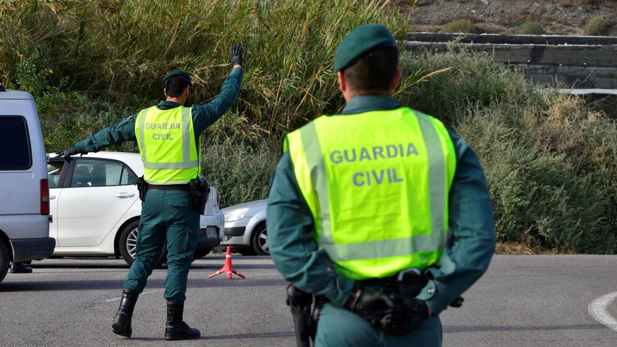 La Guardia Civil hace indicaciones a conductores en una imagen de archivo.
