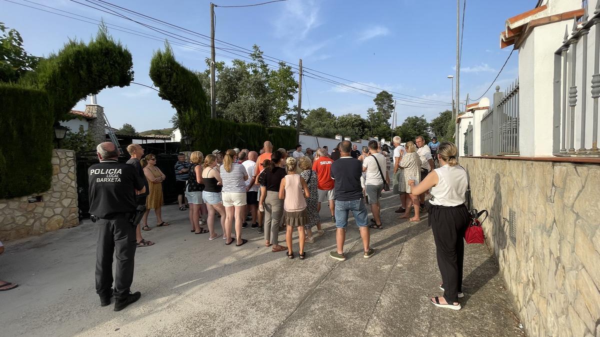 Reunio´n vecinal con la presencia de miembros del ayuntamiento y Policía Local en la Solana de Barxeta.