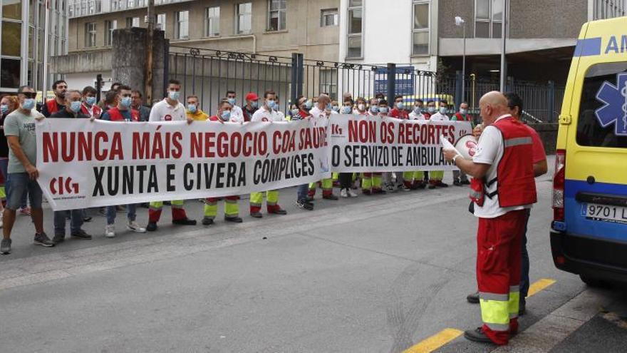 Trabajadores concentrados ayer por la mañana ante el Hospital Provincial de Pontevedra.  // PABLO HERNÁNDEZ GAMARRA