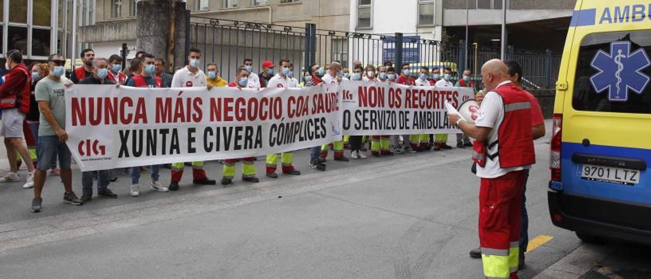 Trabajadores concentrados ayer por la mañana ante el Hospital Provincial de Pontevedra.  // PABLO HERNÁNDEZ GAMARRA