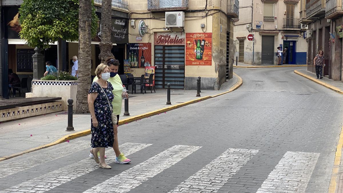 Vecinas pasean por una calle de Crevillent, en imagen de archivo