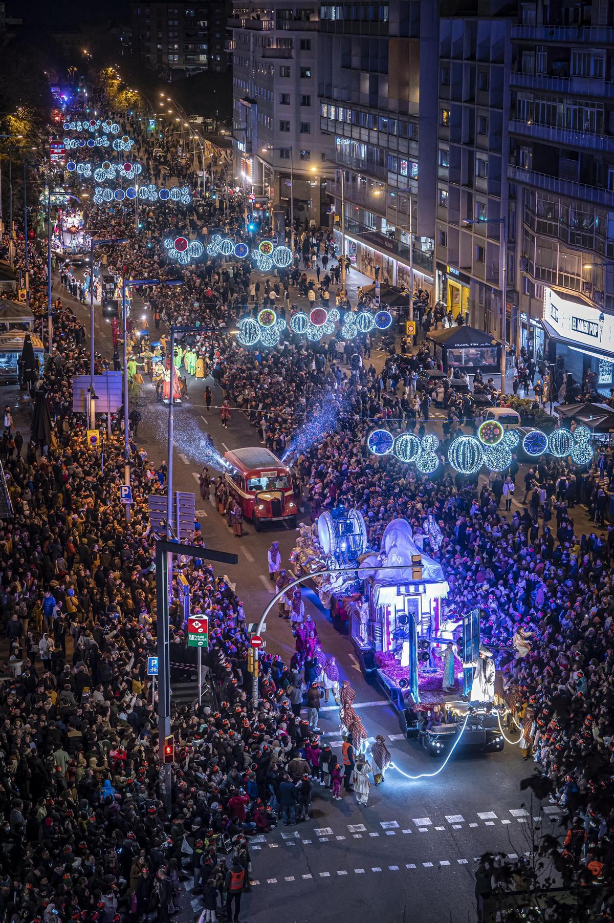 La cabalgata de Reyes llenó un año más las calles de Barcelona