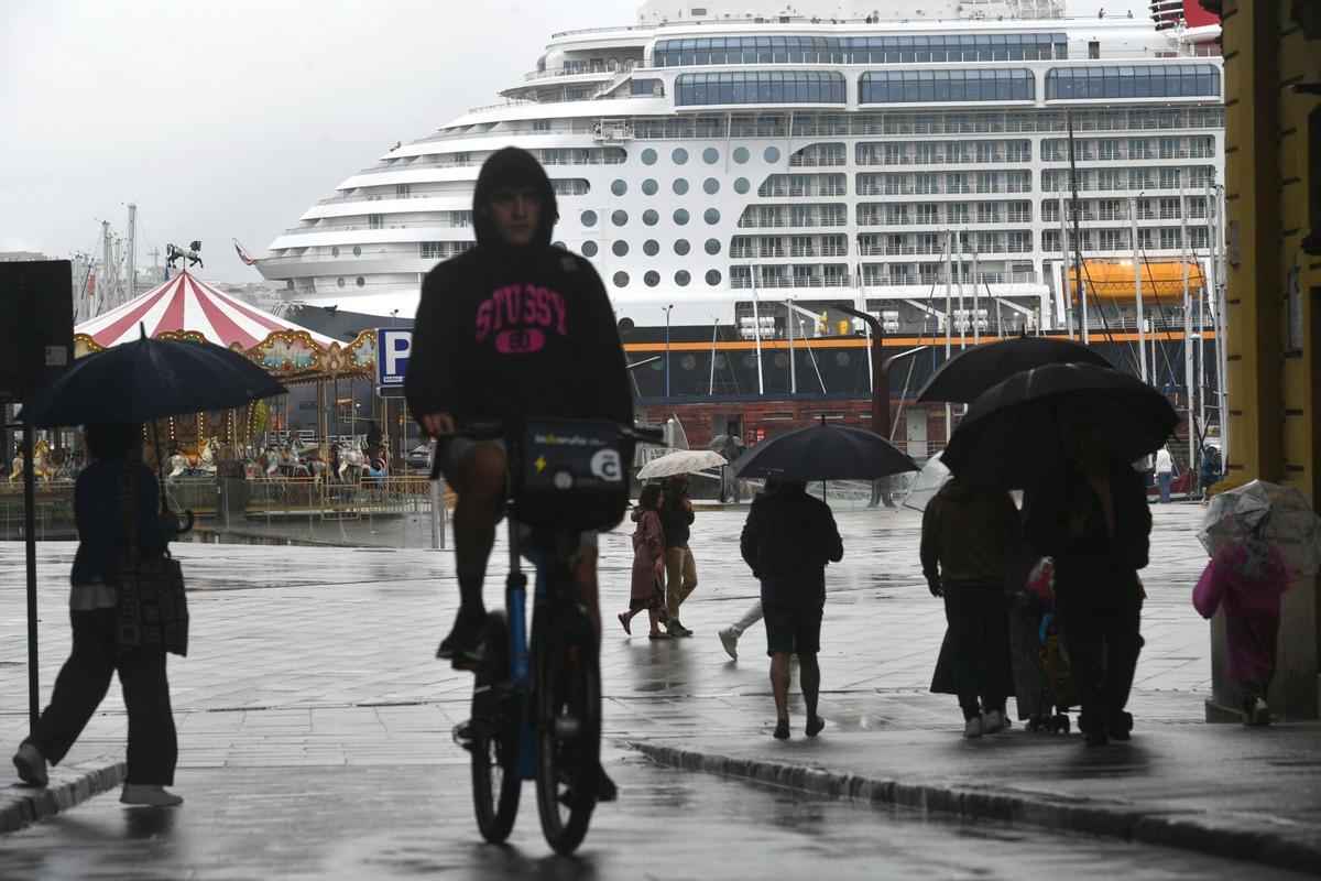 Calles mojadas y paraguas este miércoles de alerta naranja por lluvias en A Coruña. Calles mojadas y paraguas este miércoles de alerta naranja por lluvias en A Coruña.