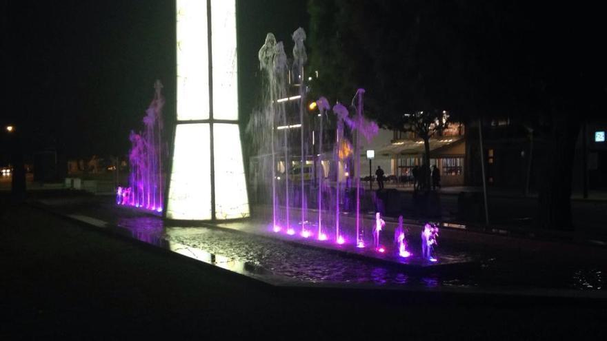 El monument fa un joc de llums i colors.