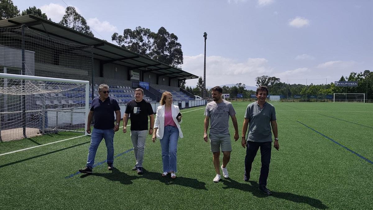 La alcaldesa Loli Castiñeira visita el campo de O Penedo Redondo.