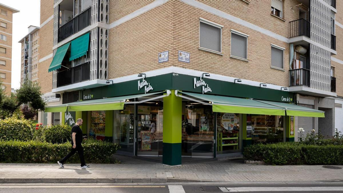 Atraco a punta de cuchillo en una tienda 'Martín Martín' situada en la calle Ramón J. Sender, este viernes por la tarde.