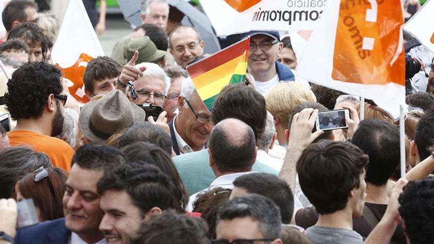 Ribó, entre la multitud en la plaza del Ayuntamiento.