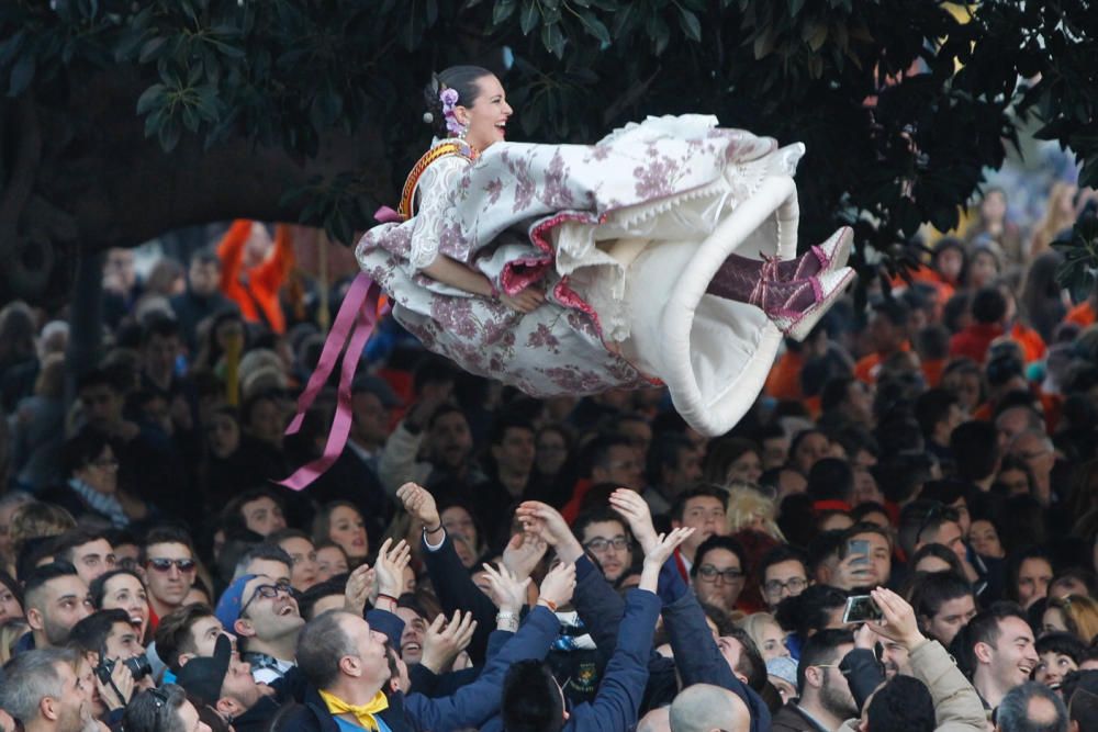 La Crida 2017 fue la de las Fallas de la Unesco. El montaje de luz y música quiso ser un homenaje a todos aquellos que desde al más pequeño casal "fan festa". Las falleras mayores Raquel Alario y Clara Parejo llamaron a participar en la fiesta y olvidarse de todas las preocupaciones cotidianas para centrarse por la alegría de vivir unas fallas para los sentidos.