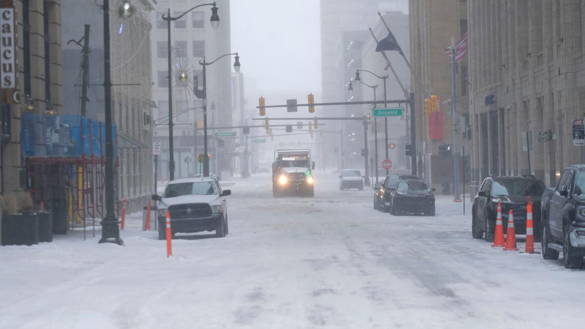 La ciudad de Detroit, helada y paralizada, por el paso de la tormenta Elliott.