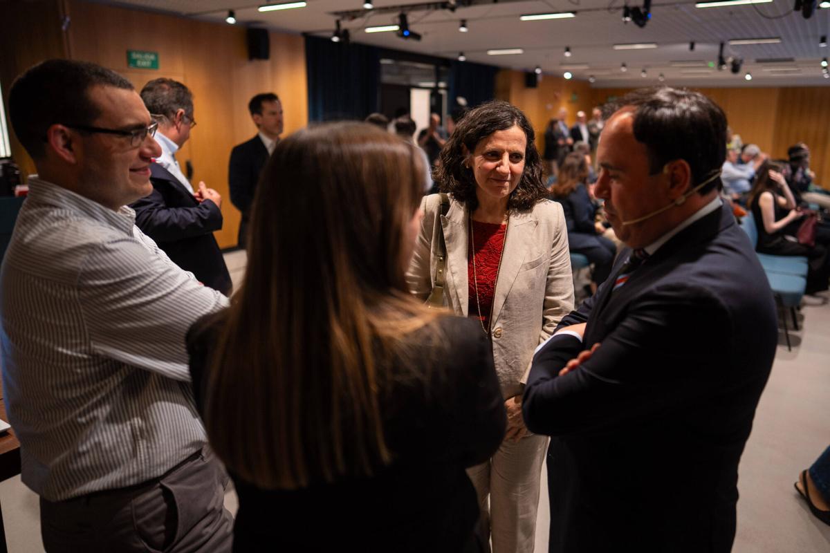 Ambiente del Afterwork en Casa Seat con Juanfran Pérez Llorca. En la foto Gemma Martínez, directora adjunta de El Periódico; José Rico, coordinador de las secciones de Política, Internacional y Economía en El Periódico; Júlia Regué, jefa de Política de El Periódico y Juanfran Pérez Llorca, presidente de la Comunitat Valenciana.