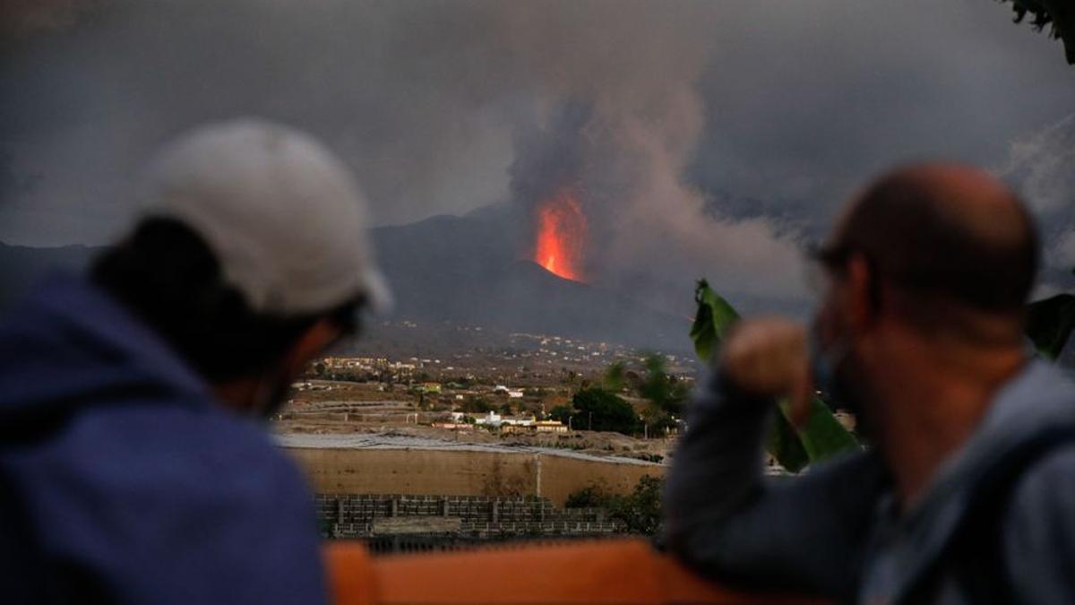 Los 160 vecinos evacuados el viernes podrán volver hoy a sus casas por la menor explosividad del volcán