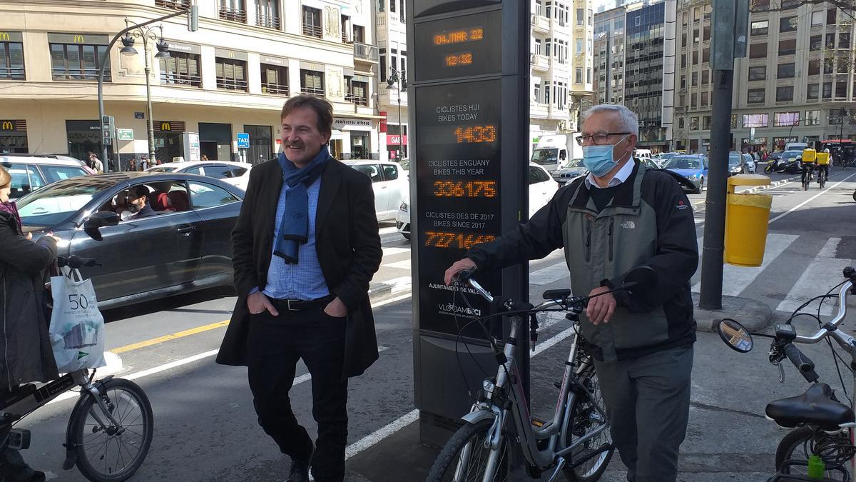 Giuseppe Grezzi y Joan Ribó informaron sobre los datos del Anillo Ciclista en el contador de la calle Xàtiva.