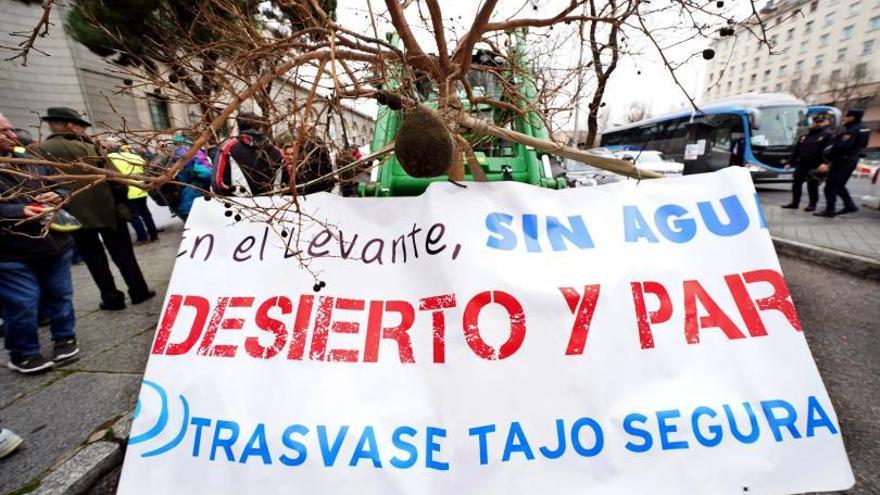 Los regantes pagan ya el agua desalada en Torrevieja a 264 euros la hora para los cultivos