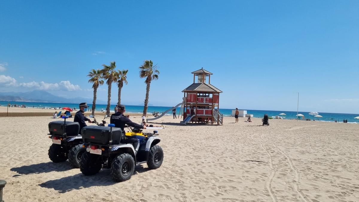 Los agentes también vigilan las playas