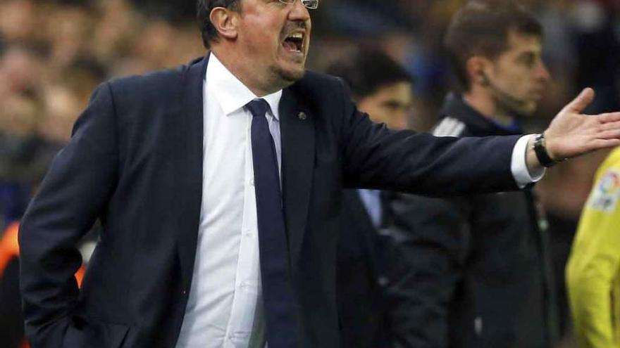Benítez hace una indicación en el partido con el Villarreal. efe