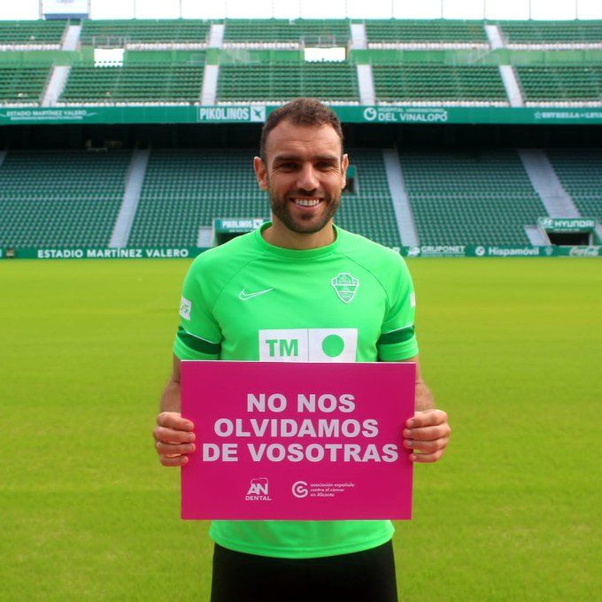 El capitán del Elche Gonzalo Verdú con su mensaje de apoyo