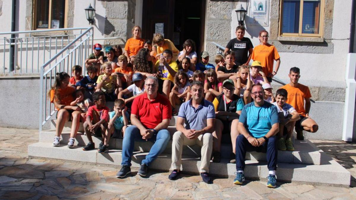 Foto de familia de todos los jóvenes junto presidente en funciones. | A. S.